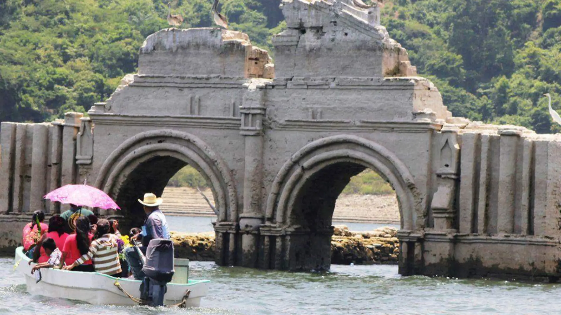 Iglesia de Quechula vuelve a la superficie por la sequía